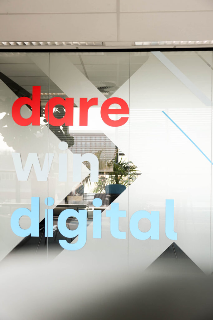 Raambestickering met pay-off Dare. Win. Digital.